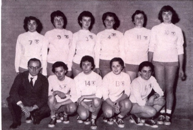 Anna Maria Franchini (in alto la prima a destra) con la formazione dell'Omsa di Faenza.